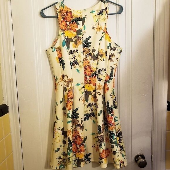 CandiesĀ FloralāSkaterāDressāsizeāMedium - Picture 2 of 4